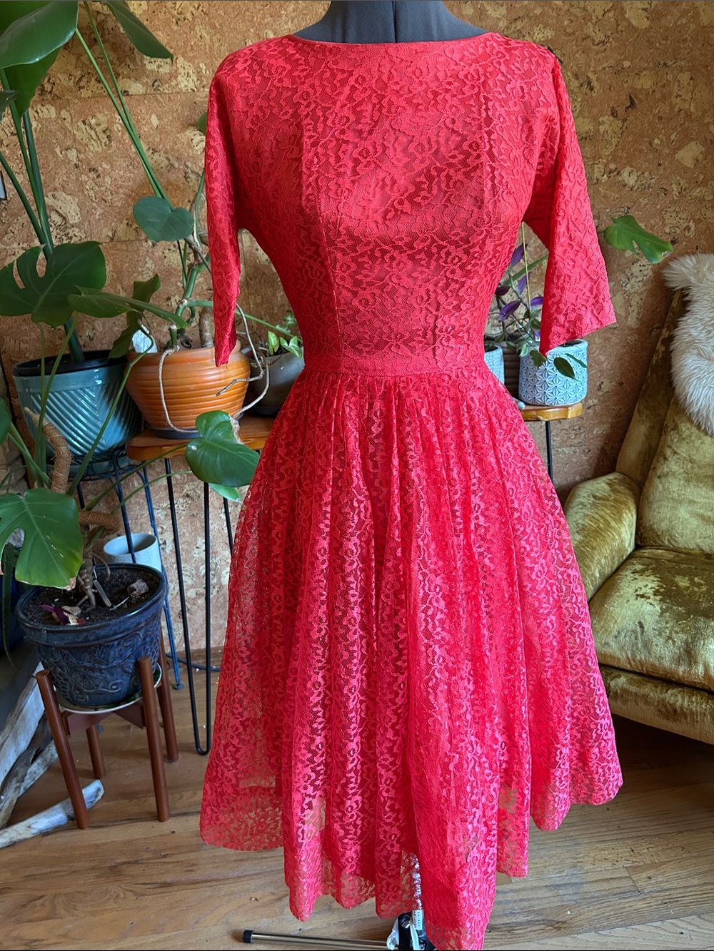 Elegant Vintage Red Lace Midi Dress with Fitted Waist